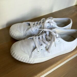 Women”s white canvas sneakers